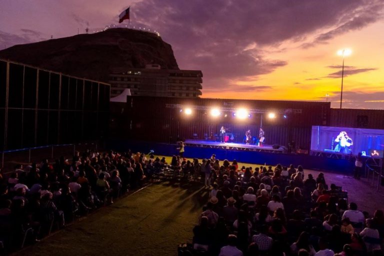 Tras tres años suspendido por la pandemia, el teatro se vuelve a tomar el Puerto de Arica y congrega a miles de personas